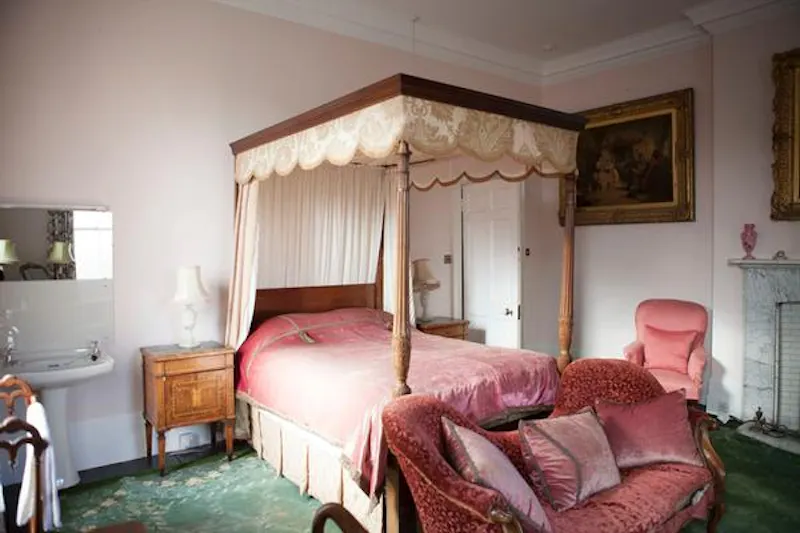Bedroom at Headington stately home, A1046 (photo 35)