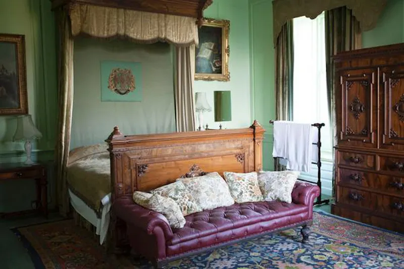 Bedroom at Headington stately home, A1046 (photo 39)