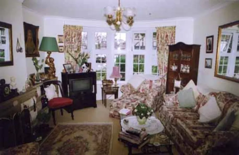 Living Room at Traditional Ealing house, D1634 (photo 2)