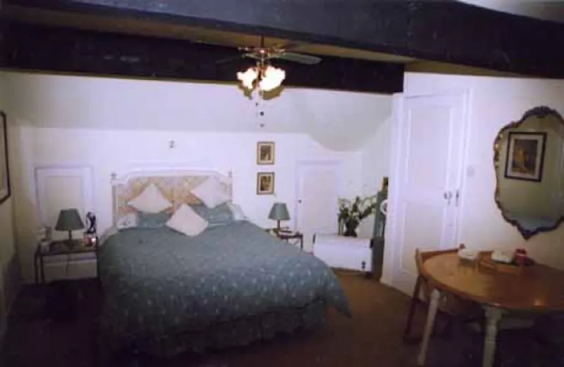 Bedroom at Traditional Ealing house, D1634 (photo 5)