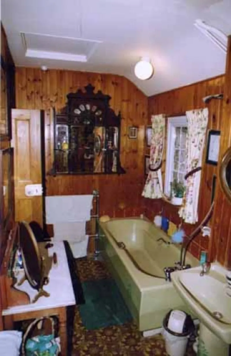 Bathroom at Traditional Ealing house, D1634 (photo 7)
