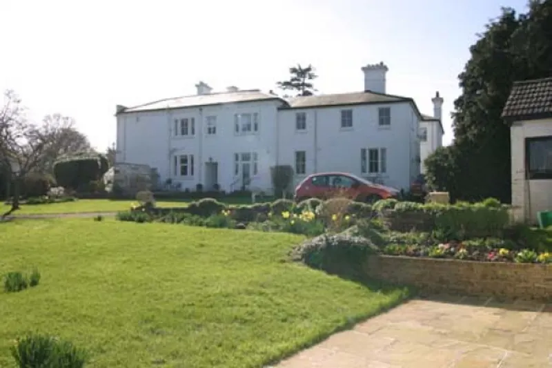 Garden at Palladian house in Betchworth, A348 (photo 3)
