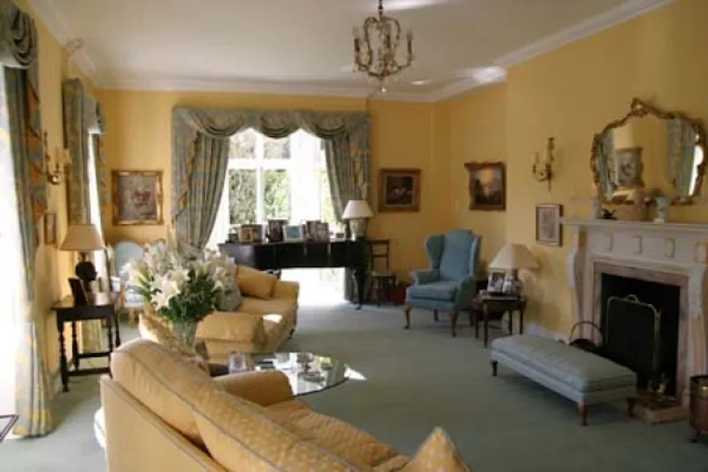 Drawing room at Palladian house in Betchworth, A348 (photo 4)