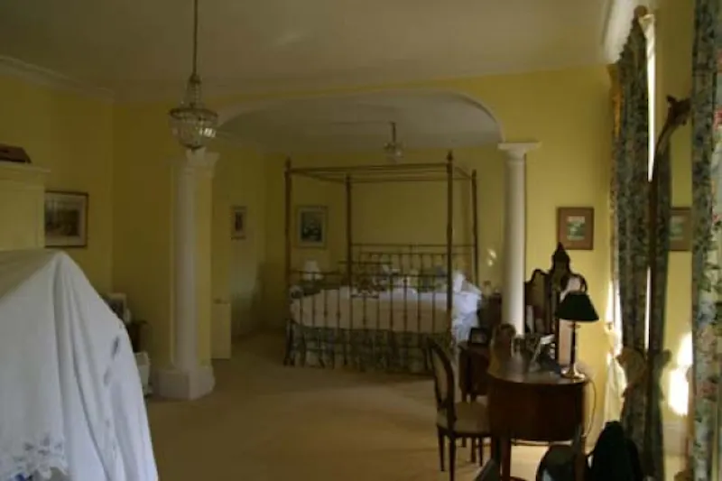 Bedroom at Palladian house in Betchworth, A348 (photo 7)