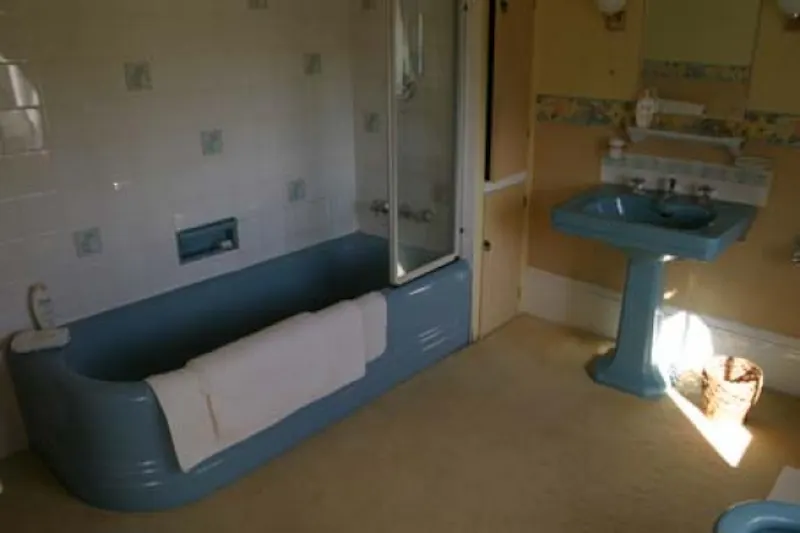 Bathroom at Palladian house in Betchworth, A348 (photo 9)