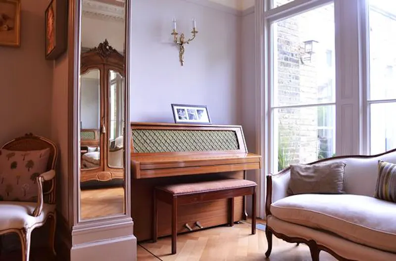 Piano at Contemporary Wandsworth house, B802 (photo 16)