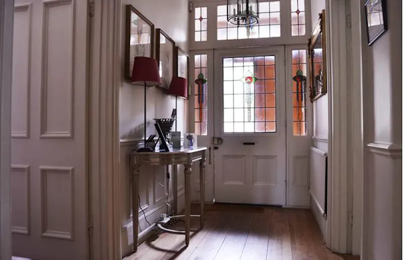 Entrance hall at Contemporary Wandsworth house, B802 (photo 2)
