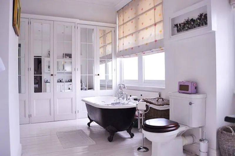 Bathroom at Contemporary Wandsworth house, B802 (photo 40)