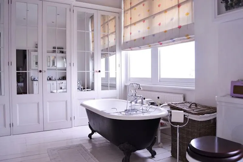 Bath - rolltop at Contemporary Wandsworth house, B802 (photo 41)