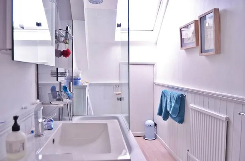 Bathroom at Contemporary Wandsworth house, B802 (photo 54)