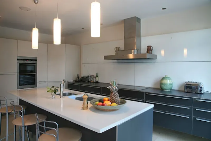 Kitchen at Hidden Highgate pool house, D1969 (photo 7)