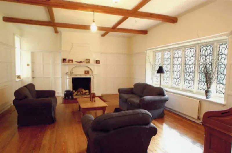Fireplace at Film location B1069 in Surrey (photo 4)