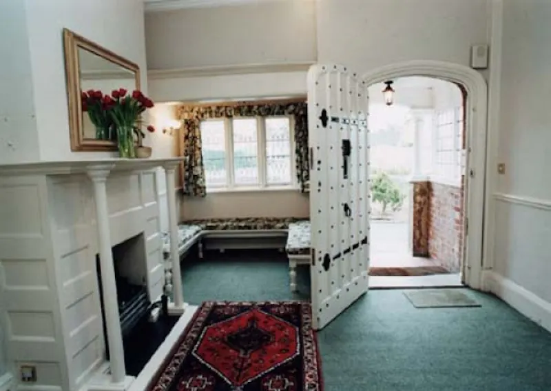 Entrance hall at Film location B1069 in Surrey (photo 7)