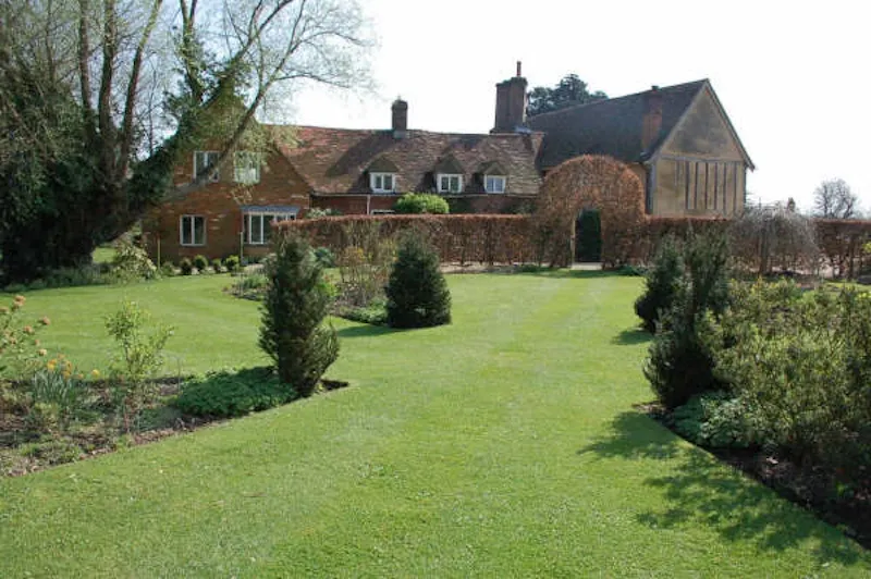 Garden at Film location L202 in Hertfordshire (photo 6)