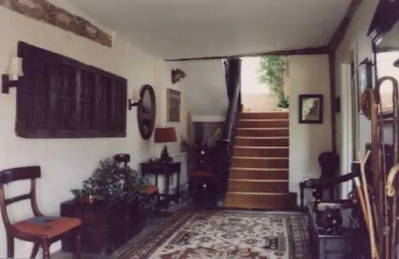 Entrance hall at Film location L202 in Hertfordshire (photo 9)
