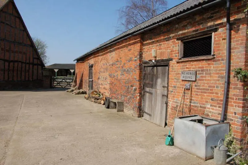 Stable / Outbuildings at Film location L202 in Hertfordshire (photo 44)