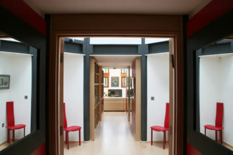 Corridor at Film location D1496 in London (photo 6)