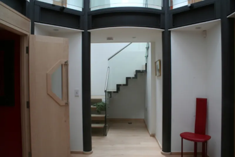 Staircase at Film location D1496 in London (photo 9)