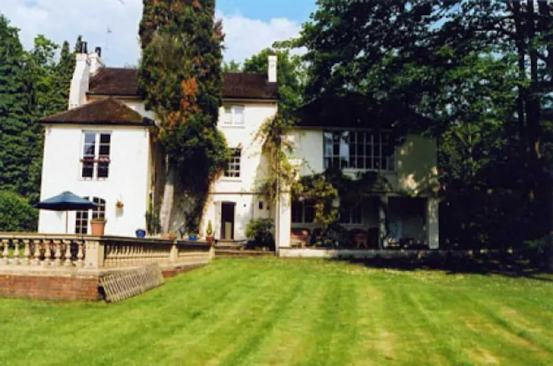 Garden at Period Woodside pool house, D1665 (photo 4)