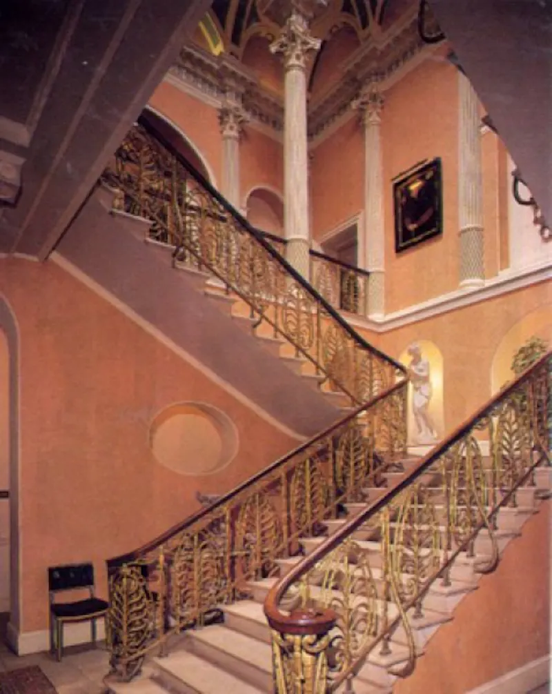 Staircase at Opulent stately home in Welwyn, A29 (photo 9)