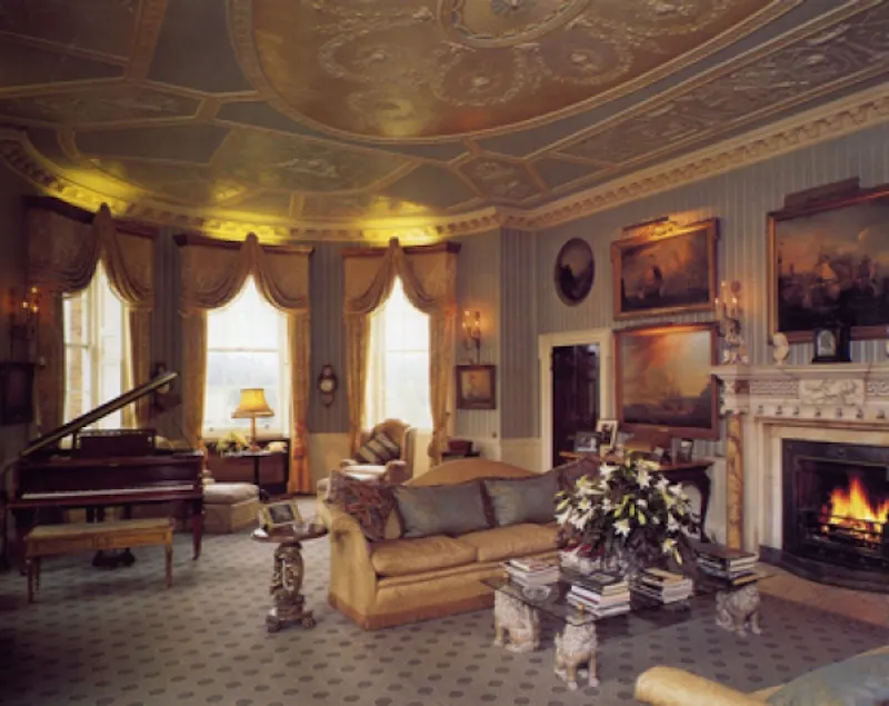 Fireplace at Opulent stately home in Welwyn, A29 (photo 18)