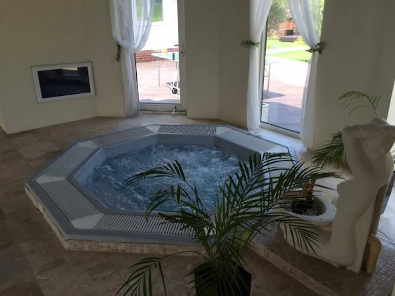 Jacuzzi at Film location D1795 in West Sussex (photo 11)