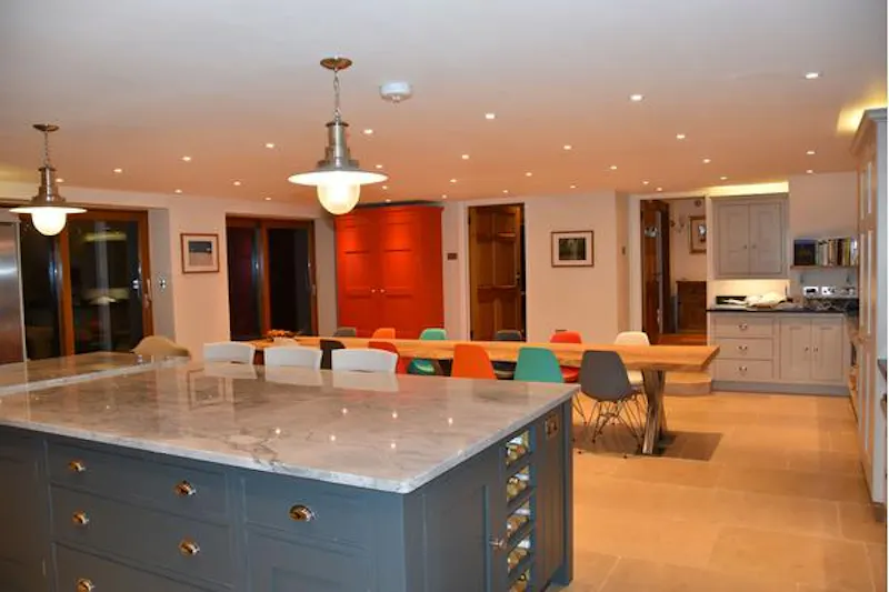 Dining room at Film location D1805 in Surrey (photo 4)