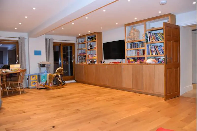 Floor - wooden at Film location D1805 in Surrey (photo 6)