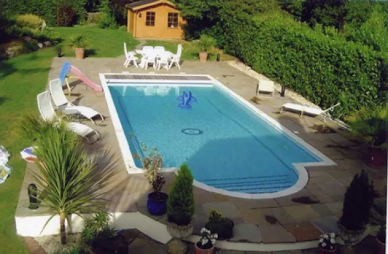 Swimming pool - outdoor at Film location D1805 in Surrey (photo 10)