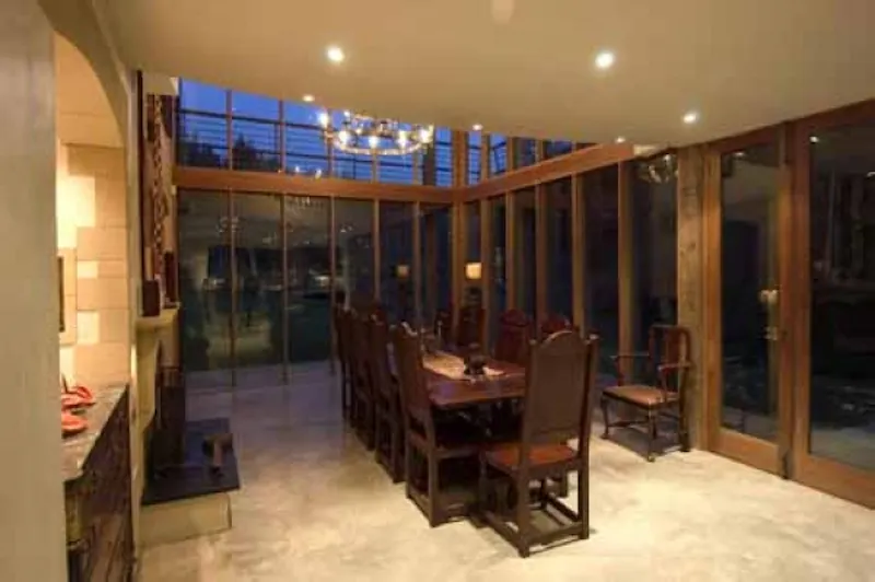 Conservatory at Film location D1827 in West Sussex (photo 4)