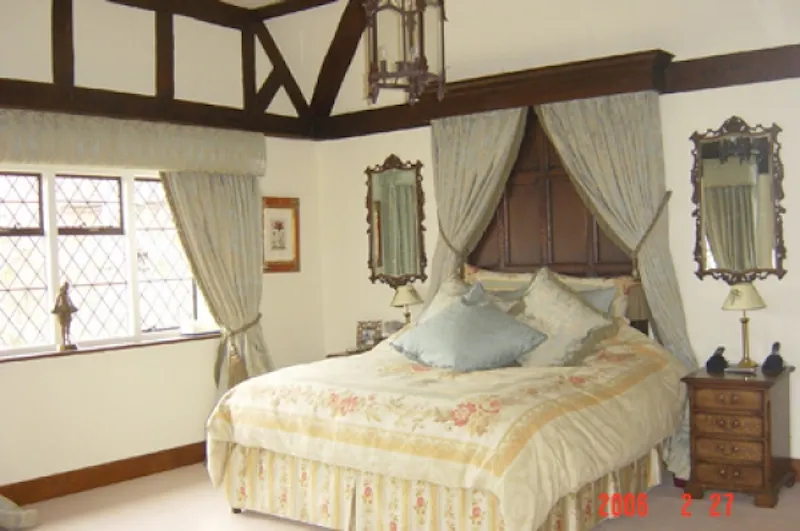 Bedroom at Film location D1847 in Middlesex (photo 6)