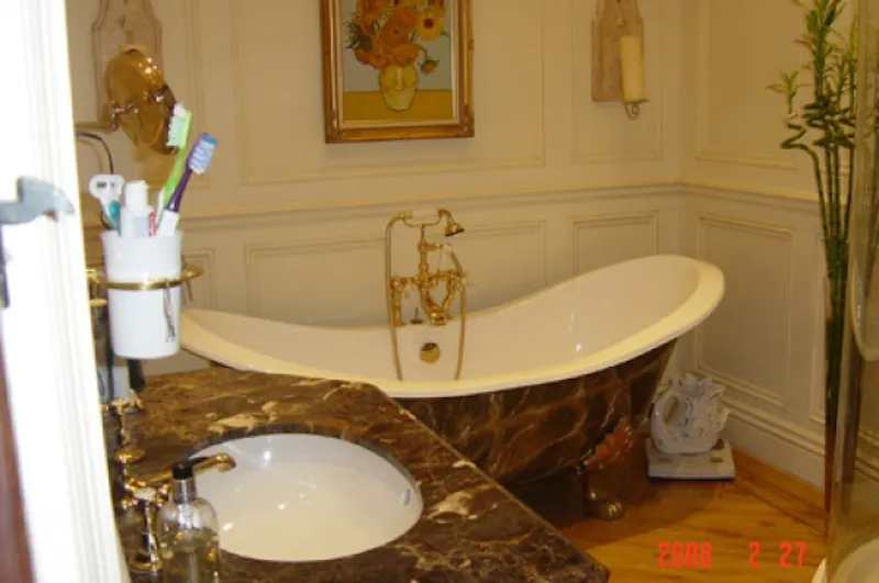 Bathroom at Film location D1847 in Middlesex (photo 9)
