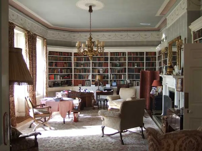 Drawing room at Elegant manor near Elstree, A49 (photo 3)