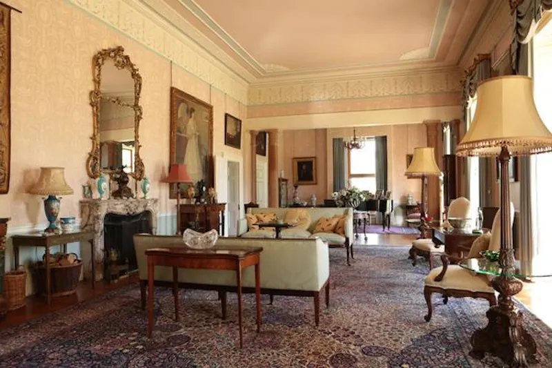 Drawing room at Elegant manor near Elstree, A49 (photo 6)