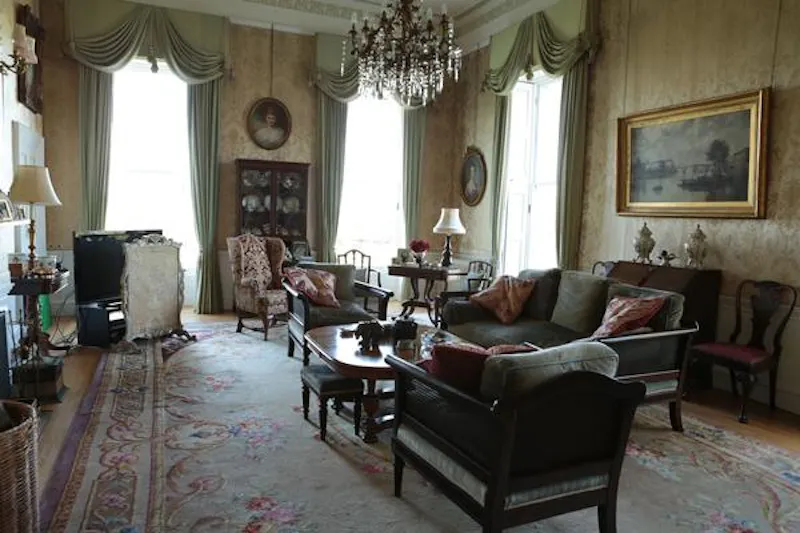 Drawing room at Elegant manor near Elstree, A49 (photo 18)