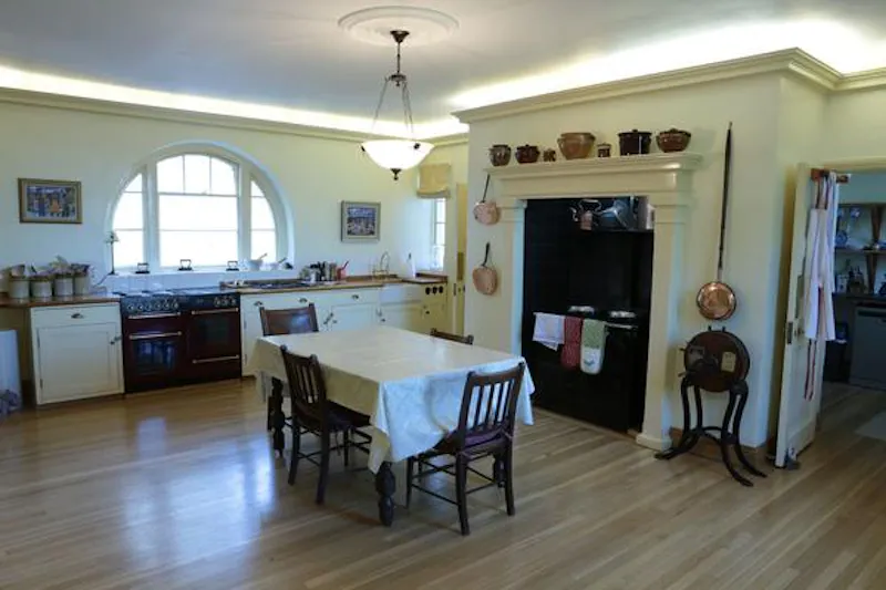 Kitchen at Elegant manor near Elstree, A49 (photo 23)