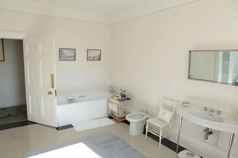 Bathroom at Elegant manor near Elstree, A49 (photo 33)