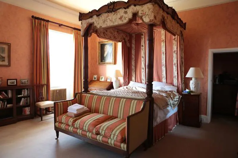 Bedroom at Elegant manor near Elstree, A49 (photo 39)