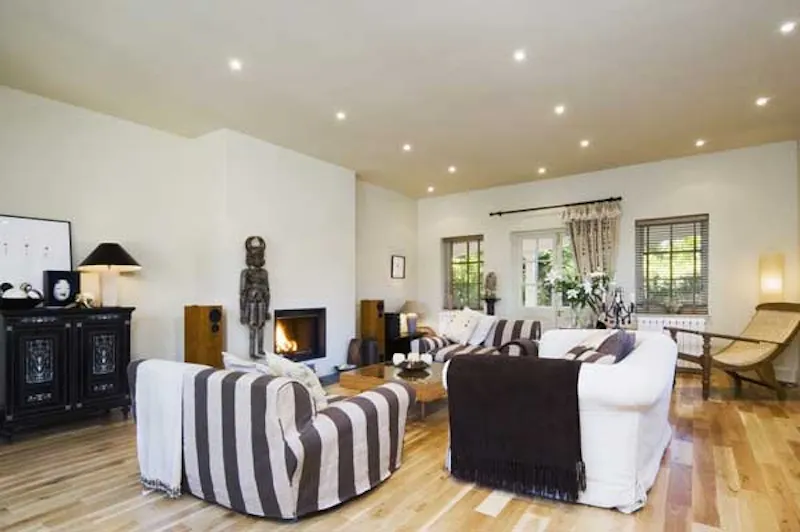 Fireplace at Contemporary Beaconsfield house, E318 (photo 6)