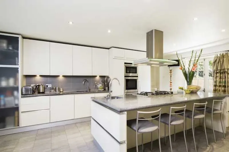 Kitchen at Contemporary Beaconsfield house, E318 (photo 7)