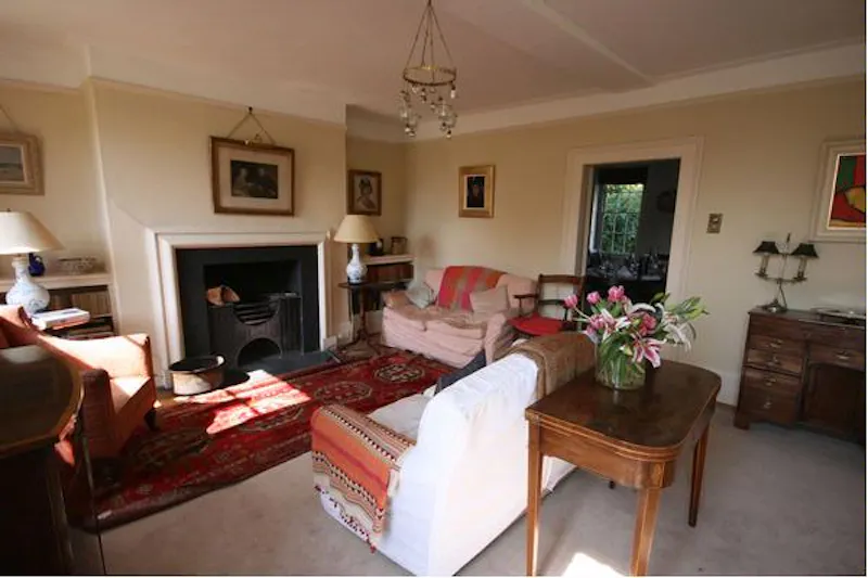 Traditional home in Brentford, A580 (photo 13)