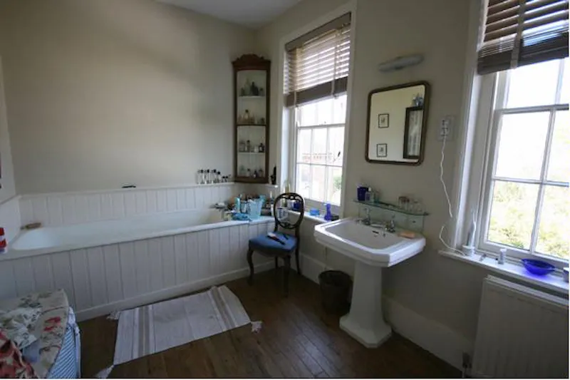 Traditional home in Brentford, A580 (photo 23)
