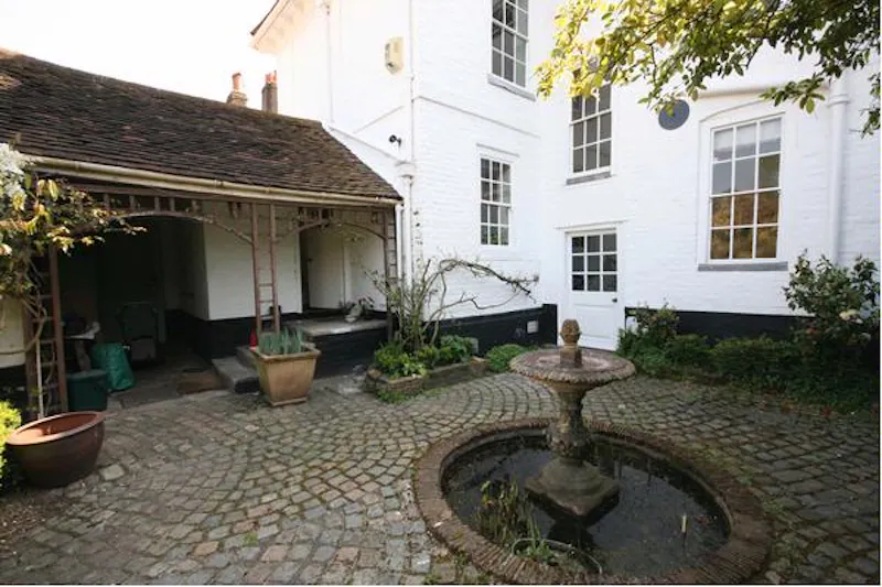 Traditional home in Brentford, A580 (photo 35)