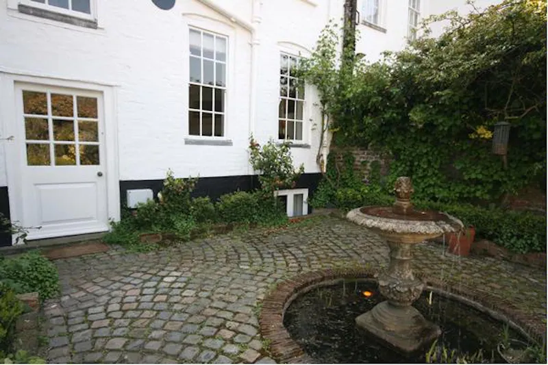 Traditional home in Brentford, A580 (photo 36)