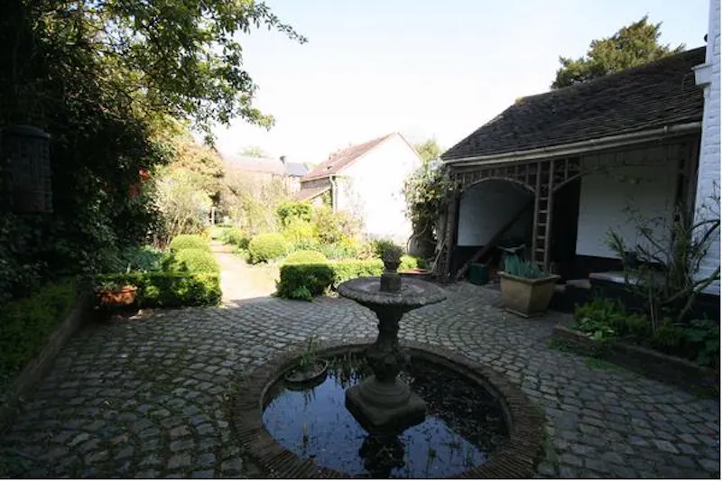 Traditional home in Brentford, A580 (photo 38)