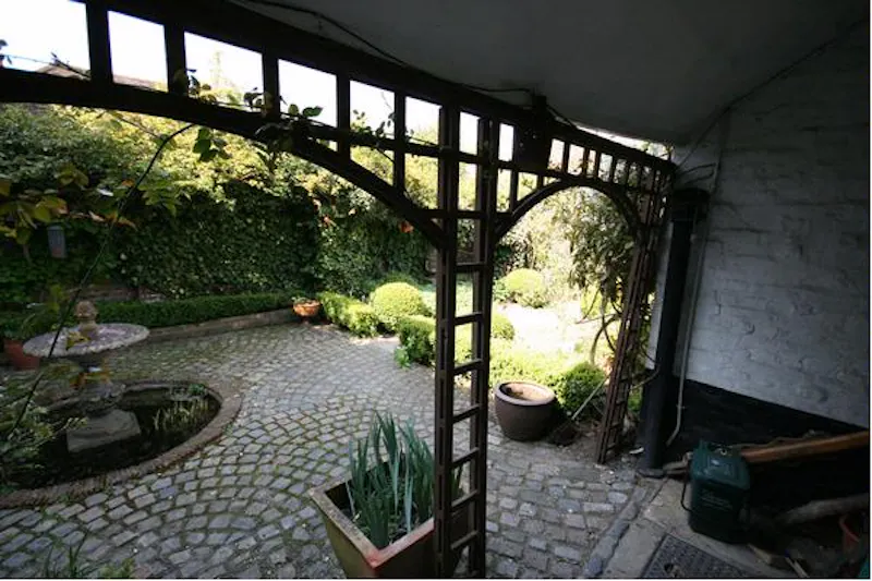 Traditional home in Brentford, A580 (photo 39)
