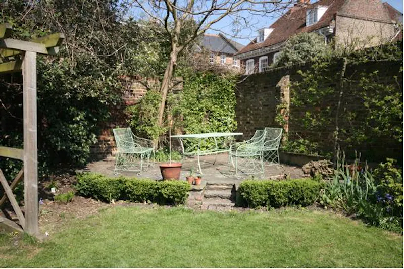 Traditional home in Brentford, A580 (photo 43)