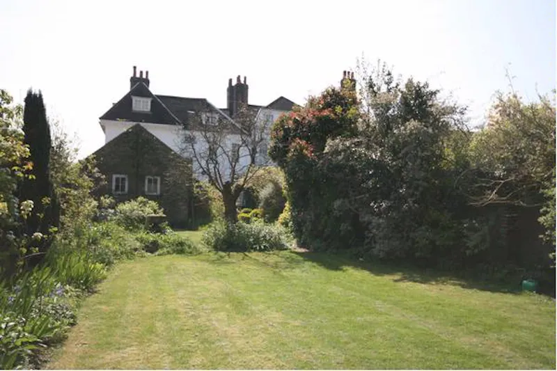 Traditional home in Brentford, A580 (photo 44)