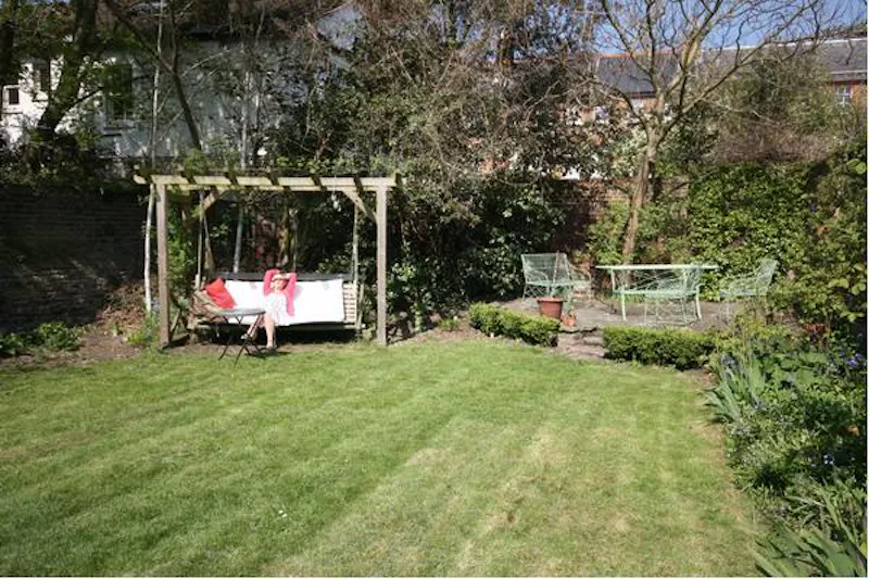 Traditional home in Brentford, A580 (photo 45)