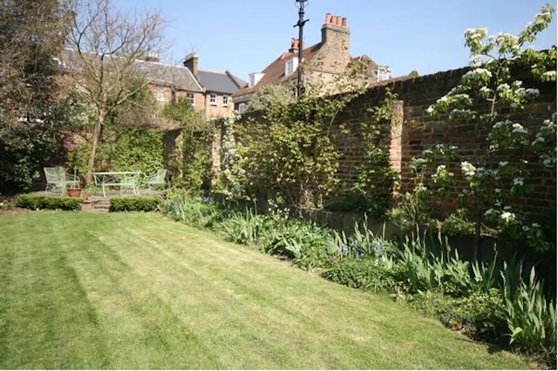 Garden at Traditional home in Brentford, A580 (photo 47)
